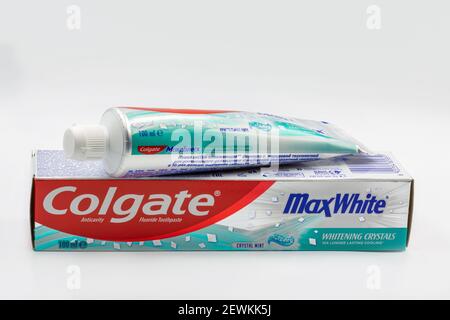 KIEW, UKRAINE - 28. NOVEMBER 2020: Colgate Max White fluoridhaltige Zahnpasta tube and Pack closeup against white. Colgate ist ein Hersteller von einem breiten Rang Stockfoto