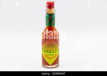 KIEW, UKRAINE - 28. NOVEMBER 2020: Studioaufnahme von Mc. Ilhenny Co. Tabasco heiße Sauce Glasflasche Nahaufnahme gegen Weiß. Tabasco Sauce wurde in begonnen Stockfoto