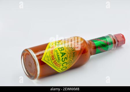 KIEW, UKRAINE - 28. NOVEMBER 2020: Studioaufnahme von Mc. Ilhenny Co. Tabasco heiße Sauce Glasflasche Nahaufnahme gegen Weiß. Tabasco Sauce wurde in begonnen Stockfoto