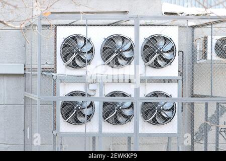 Kondensatorseite einer kanallosen Split-Klimaanlage. Kondensatoreinheiten für Klimaanlagen außerhalb eines Gebäudes. Stockfoto