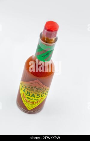 KIEW, UKRAINE - 28. NOVEMBER 2020: Studioaufnahme von Mc. Ilhenny Co. Tabasco heiße Sauce Glasflasche Nahaufnahme gegen Weiß. Tabasco Sauce wurde in begonnen Stockfoto