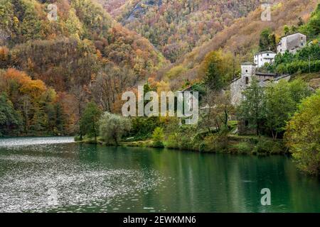 Das alte einst verlassene Dorf Isola Santa, in der Herbstsaison, Lucca, Toskana, Italien Stockfoto