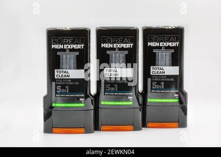 KIEW, UKRAINE - 16. NOVEMBER 2020: L'Oreal Paris Men Expert 5 in 1 Shampoo und Duschgel Nahaufnahme. Es ist ein französisches Unternehmen mit Sitz in Clichy, Hau Stockfoto