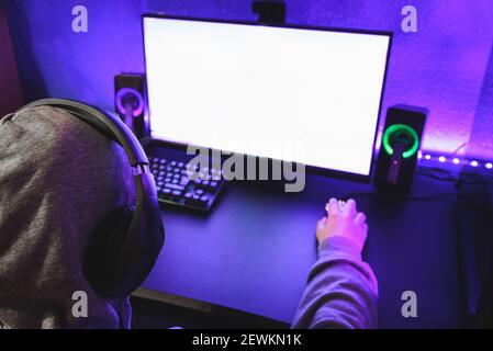 Professioneller Gamer in seinem teuren Studio junger Mann mit Live-Stream Online-Videospiel spielen. Cyber-Sportler streamt beliebte pc-Computer Stockfoto