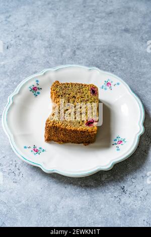 Hausgemachte Pistazien-Tortenscheibe mit Sour-Kirsche. Bereit zu servieren und zu essen. Stockfoto