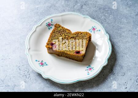 Hausgemachte Pistazien-Tortenscheibe mit Sour-Kirsche. Bereit zu servieren und zu essen. Stockfoto