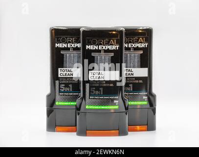 KIEW, UKRAINE - 16. NOVEMBER 2020: L'Oreal Paris Men Expert 5 in 1 Shampoo und Duschgel Nahaufnahme. Es ist ein französisches Unternehmen mit Sitz in Clichy, Hau Stockfoto