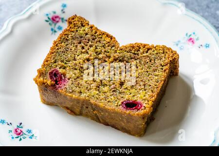 Hausgemachte Pistazien-Tortenscheibe mit Sour-Kirsche. Bereit zu servieren und zu essen. Stockfoto