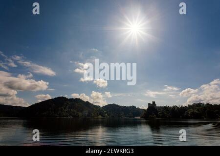 Schöne Landschaft Foto im polnischen Pieniny Berge, Czorsztyn Gebiet im Sommer aufgenommen. Blick auf die Burg Niedzica vom Schiff während Czorsztyns Stockfoto