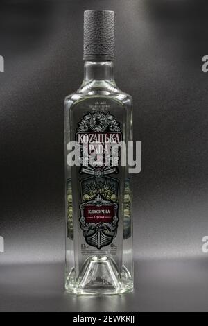 KIEW, UKRAINE - 16. DEZEMBER 2020: Kozakska Rada Wodka Flasche Nahaufnahme gegen Schwarz. Es ist ein authentisches ukrainisches Produkt nach der Herkunft hergestellt Stockfoto