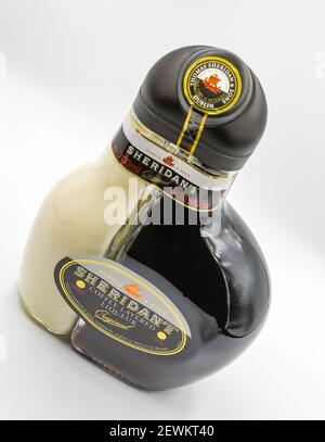 KIEW, UKRAINE - 16. DEZEMBER 2020: Studioaufnahme einer Flasche Sheridans Irish Coffe geschichteten Likör Getränk Nahaufnahme auf weiß. Es wird in Dublin produziert Stockfoto