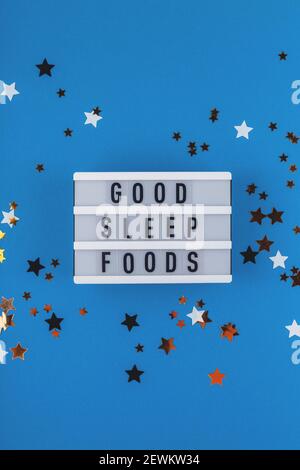 Gutes Schlafmittel - Beschriftung auf der Ziertafel auf blauem Hintergrund unter den Sternen. Diät Schlaflosigkeit Behandlung Konzept Stockfoto