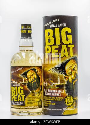 KIEW, UKRAINE - 17. DEZEMBER 2020: Studio Shooting von Small Batch Douglas Laing Big Peat Islay Blended Malt Scotch Whisky Flasche und Box Nahaufnahme gegen Stockfoto