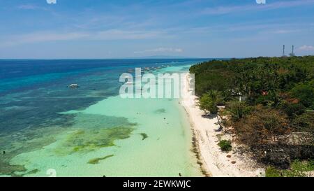 Luftaufnahme des tropischen Strandes auf der Insel Panglao, Philippinen. Seascape mit Strand. Stockfoto