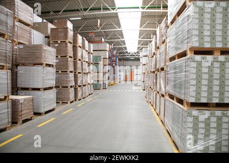 Industrielle Ausrüstung für die Herstellung von Laminat. Produktionslinie der Möbelfabrik. Laminatboden.die Fabrik für die Herstellung von Laminat. Stockfoto