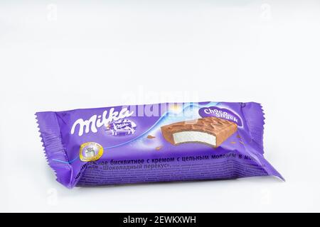 KIEW, UKRAINE - 24. DEZEMBER 2020: Studio-Shooting von Milchschokolade-Schokoriegel aus der Nähe von Weiß. Milka ist eine Marke von Schokolade Konfektion Stockfoto