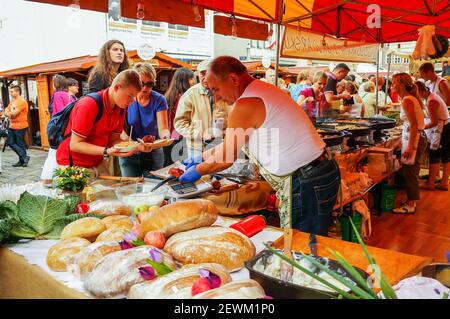 POZNAN, POLEN - 15. Aug 2013: Mann verkauft Brot und Wurst auf einem Food Festival Stockfoto