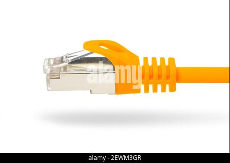 Nahaufnahme eines orangefarbenen Netzwerkverbindungskabels Stockfoto