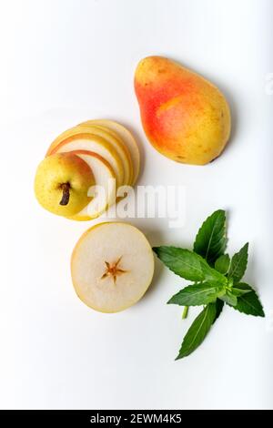 Frische Birnen auf weißem Hintergrund. Frische ganze Birne und Scheiben isoliert auf weißem Hintergrund. Stockfoto