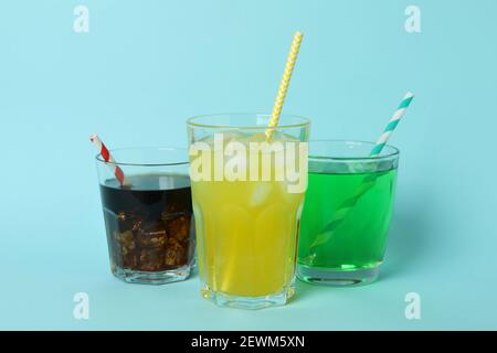 Gläser aus verschiedenen Soda auf blauem Hintergrund Stockfoto