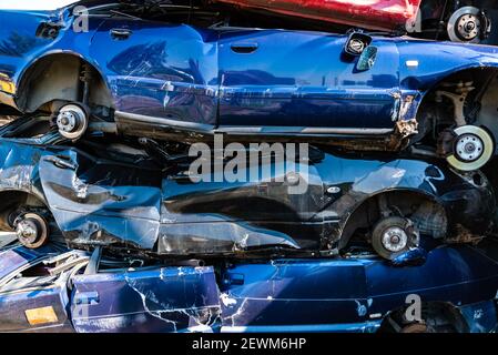 Gestapelte zerkleinerte Autos werden in einem Recycling zerkleinert werden Standort in Graz Stockfoto