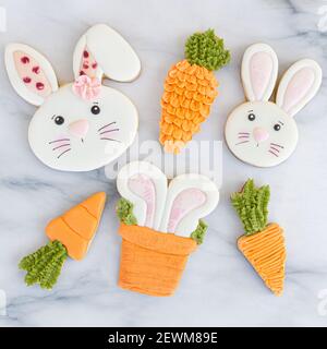 Kreative hausgemachte Osterkekse mit königlicher Vereisung Stockfoto