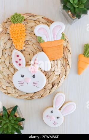 Kreative hausgemachte Osterkekse mit königlicher Vereisung Stockfoto