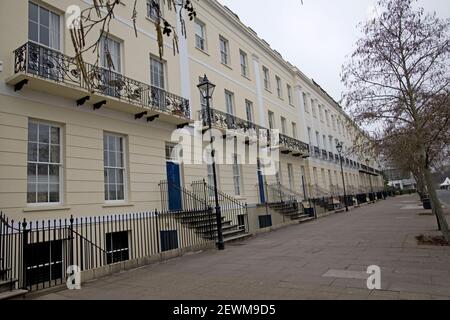 Kürzlich renovierte Regency-Häuser mit Blick auf die Imperial Gardens Montpelier Cheltenham UK Stockfoto