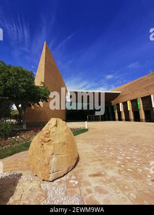 RIAD, SAUDI-ARABIEN - 26th. DEZEMBER 2020: König Abdulaziz Historisches Zentrum und Nationalmuseum Eintritt ohne Besucher wegen Coronavirus-Einschränkungen Stockfoto