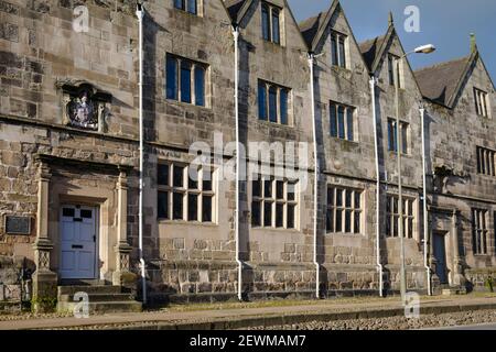 Die ehemalige Queen Elizabeth's Grammar School, Church Street, Ashbourne, Derbyshire, die 1585 gegründet wurde. Stockfoto