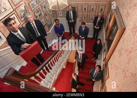 Schatzkanzler Rishi Sunak hält die Haushaltsbox, wie er mit dem Chief Secretary to the Treasury Steve Barclay, dem Exchecker Secretary to the Treasury Kemi Badenoch, dem Finanzsekretär des Treasury Jesse Norman, dem Wirtschaftssekretär des Treasury John Glen, dem Minister für Effizienz Theodore Agnew, PPS an Treasury Claire Coutinho, PPS an Chancellor James Cartledge, PPS an Chief Secretary Craig Williams und Government Whip und Lord Commissioner of HM Treasury David Rutley in 11 Downing Street, London, bevor er zum Unterhaus aufbrechen wird, um sein Budget zu liefern. Bild Stockfoto