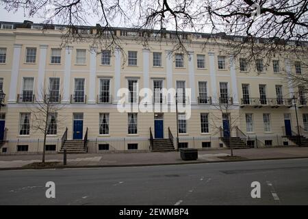 Kürzlich renovierte Regency-Häuser mit Blick auf die Imperial Gardens Montpelier Cheltenham UK Stockfoto