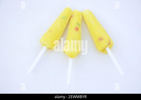 Die süße gelbe Creme Lollypop isoliert auf weißem Hintergrund. Stockfoto