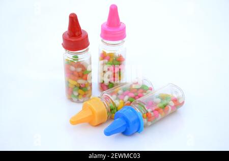 Die bunten süßen Anisbohnen Plastikflaschen isoliert auf weißem Hintergrund. Stockfoto