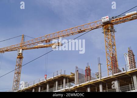 DUBLIN, IRLAND - 05. Mär 2020: Eine Baustelle mit Turmdrehkranen im Zentrum von Dublin unter blauem Himmel. Ansicht von unten. Stockfoto