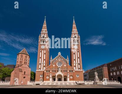 Kathedrale, 1930, neo-romanischer Stil, Turm des heiligen Demetrius, 12th Jahrhundert, Romanischer Stil, in Szeged, Südliche Tiefebene, Ungarn Stockfoto