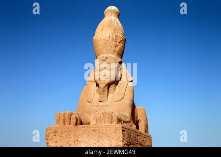 Sphinx von Ramesses ll von seinem Wadi es-Sebua Tempel, an der Sphinx von Ramesses ll von seinem Wadi es-Sebua Tempel, am Aufstellungsort von zwei New Kingdom Egypti Stockfoto