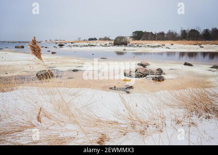 Schneebedeckte Küste am kalten Frühlingsmorgen Stockfoto