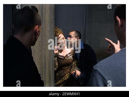 Dreharbeiten zur Revilgers Tragedy in und um St. Georges Hall im Zentrum von Liverpool. Fraser Ayres als Spurio mit Diana Quick als holländischer Regisseur Alex Cox Aug 2001 1/8/2001 Stockfoto