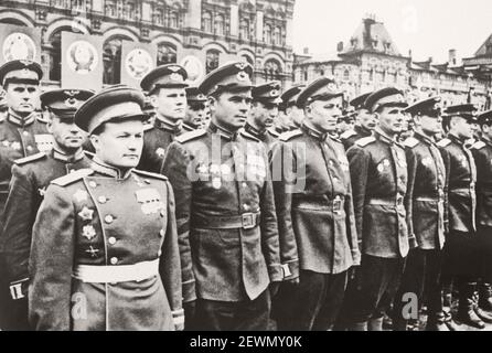 Die Piloten - die Teilnehmer an der Siegesparade auf dem Roten Platz in Moskau am 24. Juni 1945. Stockfoto