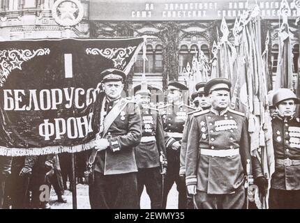 Die Standardträger des kombinierten Regiments der 1st Weißrussischen Front bei der Siegesparade auf dem Roten Platz in Moskau am 24. Juni 1945. Stockfoto