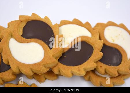 Sicherheits-Keks in Form der Sonne mit weißem und Schokoladenfüller, süß in Form von zwei Tropfen auf weißem Hintergrund. Stockfoto