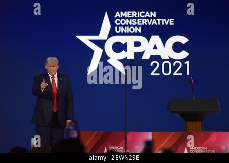 Orlando, Florida, USA. Februar 2021, 28th. Der frühere Präsident Donald Trump spricht vor den Teilnehmern, bevor er auf der Conservative Political Action Conference (CPAC) 2021 im Hyatt Regency spricht. Die viertägige Versammlung der Konservativen, in der Regel in der Washington, DC-Bereich statt, wurde nach Florida in diesem Jahr, wo Gov. Ron DeSantis hat weniger COVID-19-Beschränkungen auferlegt. Kredit: Paul Hennessy/SOPA Images/ZUMA Wire/Alamy Live Nachrichten Stockfoto