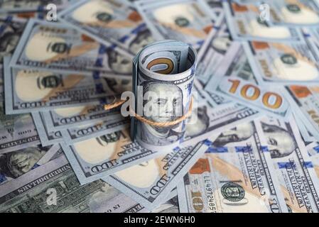 US-Dollar. Hundert Dollarscheine. Neue hundert-Dollar-Rechnung auf weißem Hintergrund. Euro Währung bietet 100 Euro Banknoten. Economy. Stockfoto