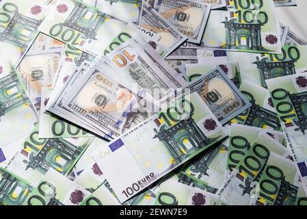 US-Dollar. Hundert Dollarscheine. Neue hundert-Dollar-Rechnung auf weißem Hintergrund. Euro Währung bietet 100 Euro Banknoten. Economy. Stockfoto