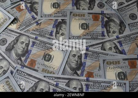 US-Dollar. Hundert Dollarscheine. Neue hundert-Dollar-Rechnung auf weißem Hintergrund. Euro Währung bietet 100 Euro Banknoten. Economy. Stockfoto