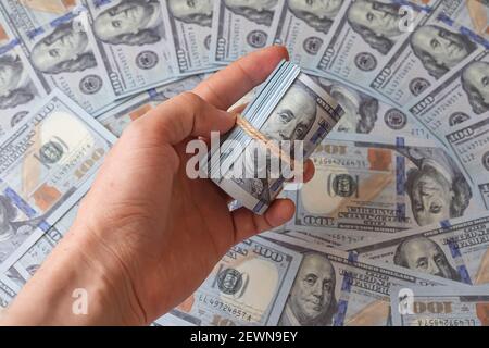 US-Dollar. Hundert Dollarscheine. Neue hundert-Dollar-Rechnung auf weißem Hintergrund. Euro Währung bietet 100 Euro Banknoten. Economy. Stockfoto
