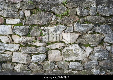 Wand aus Natursteinen. Natürliches Muster. Tageslicht. Stockfoto