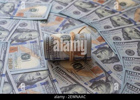 US-Dollar. Hundert Dollarscheine. Neue hundert-Dollar-Rechnung auf weißem Hintergrund. Euro Währung bietet 100 Euro Banknoten. Economy. Stockfoto