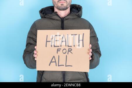 Anonyme Person mit einem Protestschild mit den Worten "Gesundheit Für alle' Stockfoto